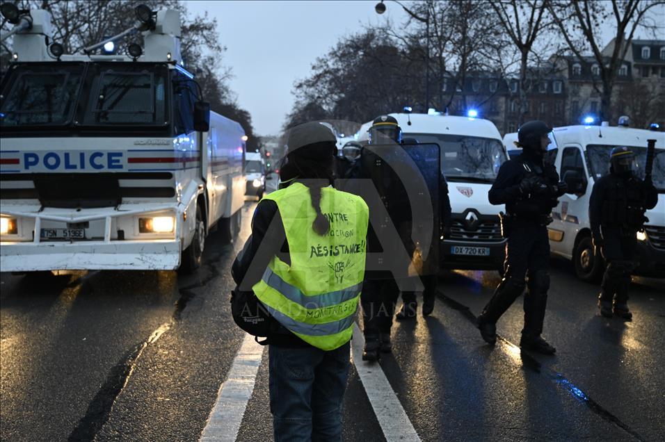 Paris'te polisin sarı yeleklilere müdahalesi devam ediyor