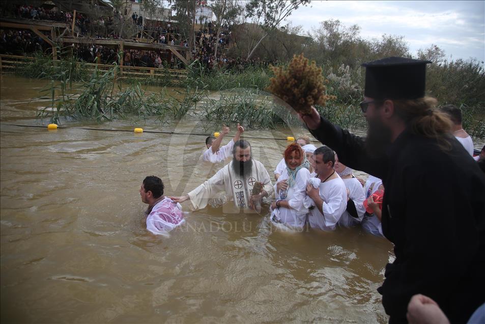 Bautismo de cristianos ortodoxos en el río Jordán
