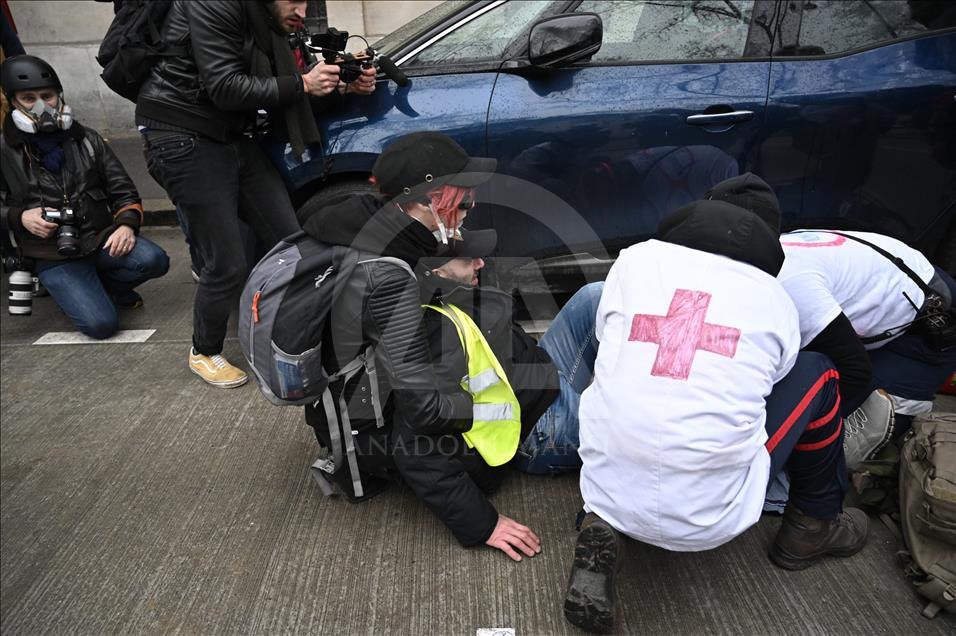 Paris'te polisin sarı yeleklilere müdahalesi devam ediyor