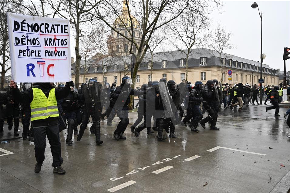 Paris'te polisin sarı yeleklilere müdahalesi devam ediyor