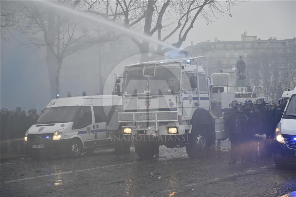 Paris'te polisin sarı yeleklilere müdahalesi devam ediyor