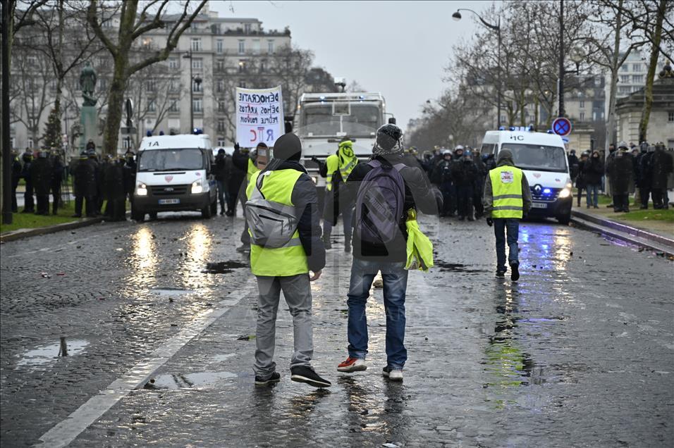 Paris'te polisin sarı yeleklilere müdahalesi devam ediyor