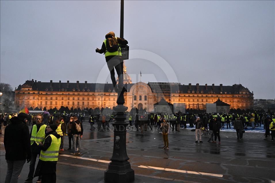 Paris'te polisin sarı yeleklilere müdahalesi devam ediyor