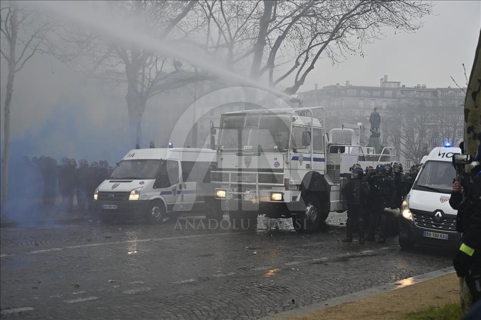 Paris'te polisin sarı yeleklilere müdahalesi devam ediyor