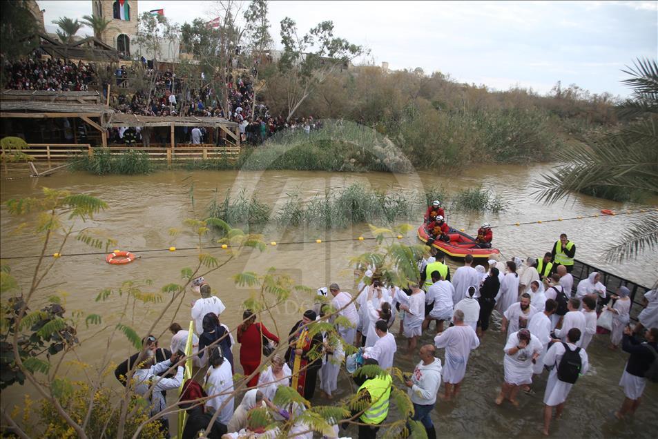 Bautismo de cristianos ortodoxos en el río Jordán