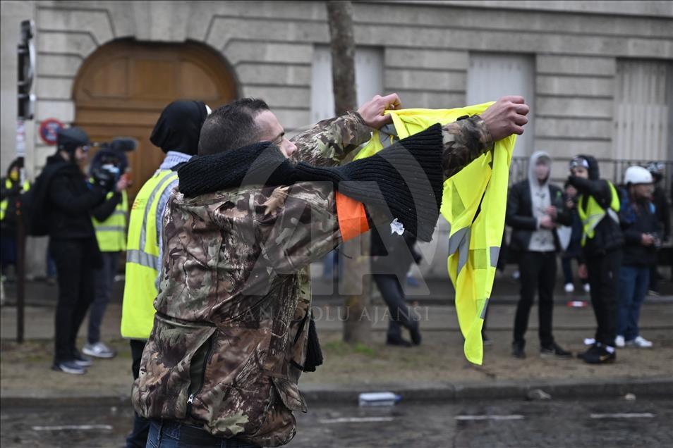 Paris'te polisin sarı yeleklilere müdahalesi devam ediyor