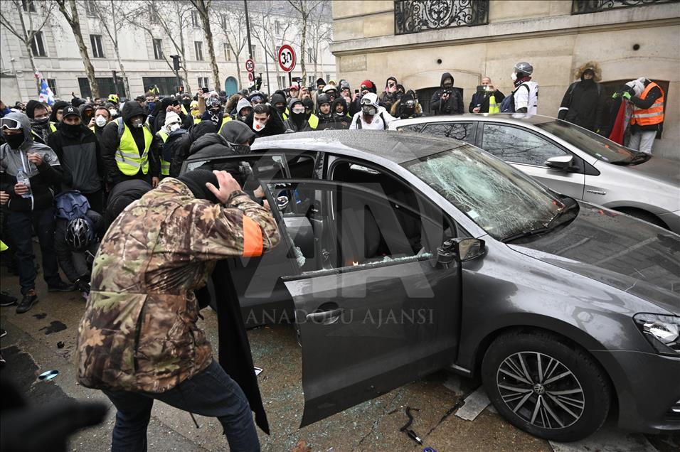 Paris'te polisin sarı yeleklilere müdahalesi devam ediyor