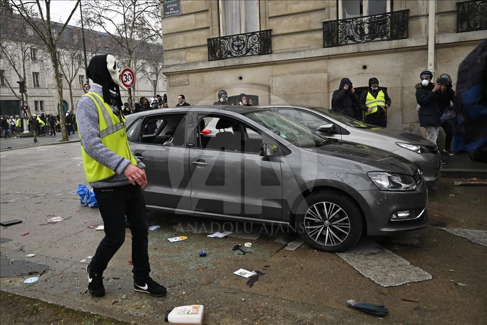 Paris'te polisin sarı yeleklilere müdahalesi devam ediyor