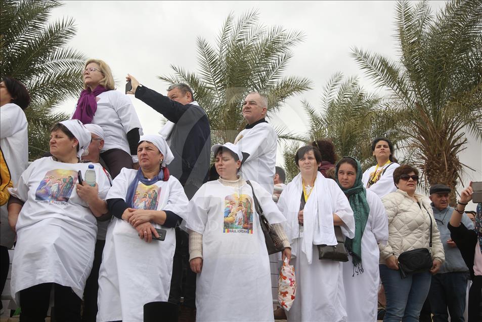 Bautismo de cristianos ortodoxos en el río Jordán
