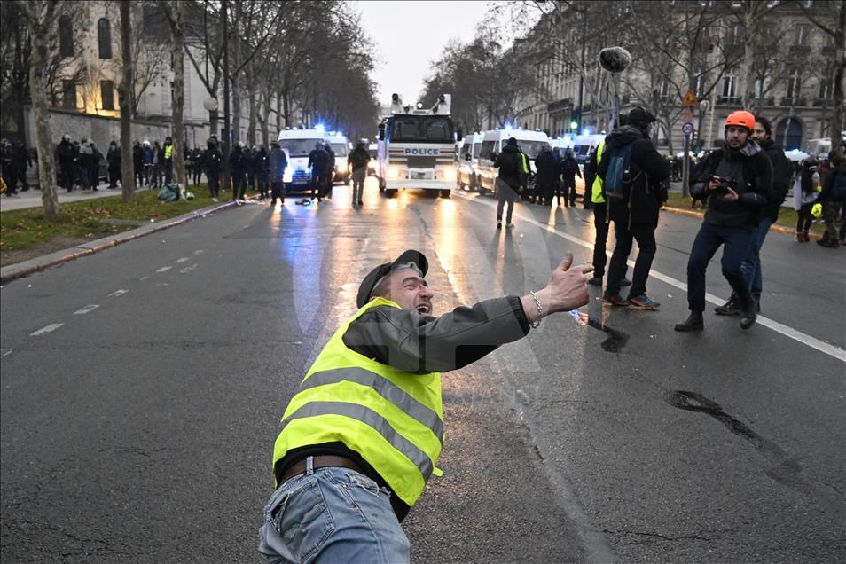 Paris'te polisin sarı yeleklilere müdahalesi devam ediyor
