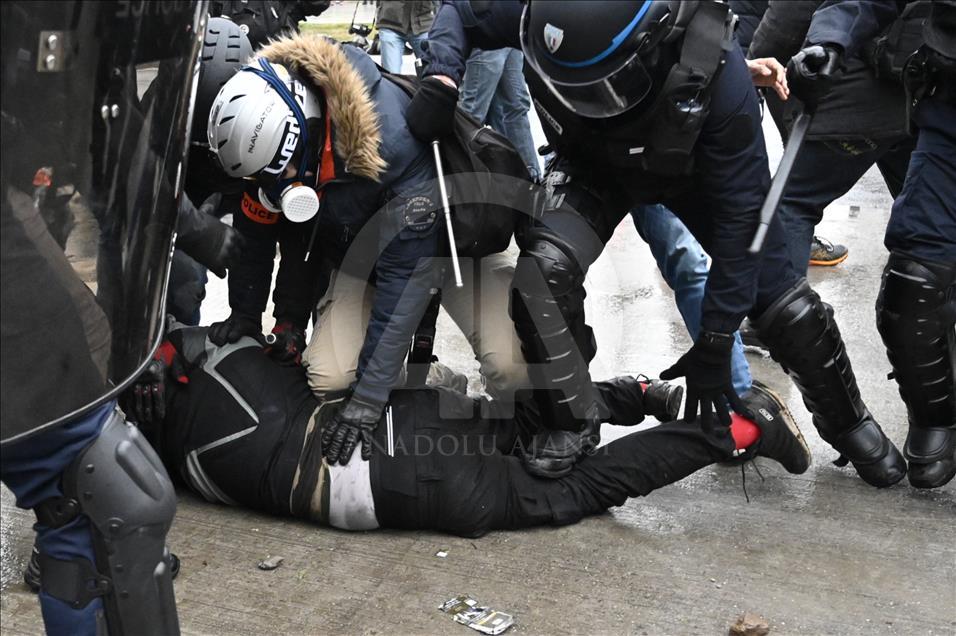 Paris'te polisin sarı yeleklilere müdahalesi devam ediyor