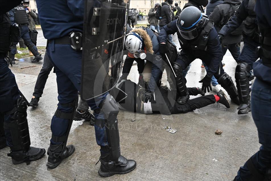Paris'te polisin sarı yeleklilere müdahalesi devam ediyor