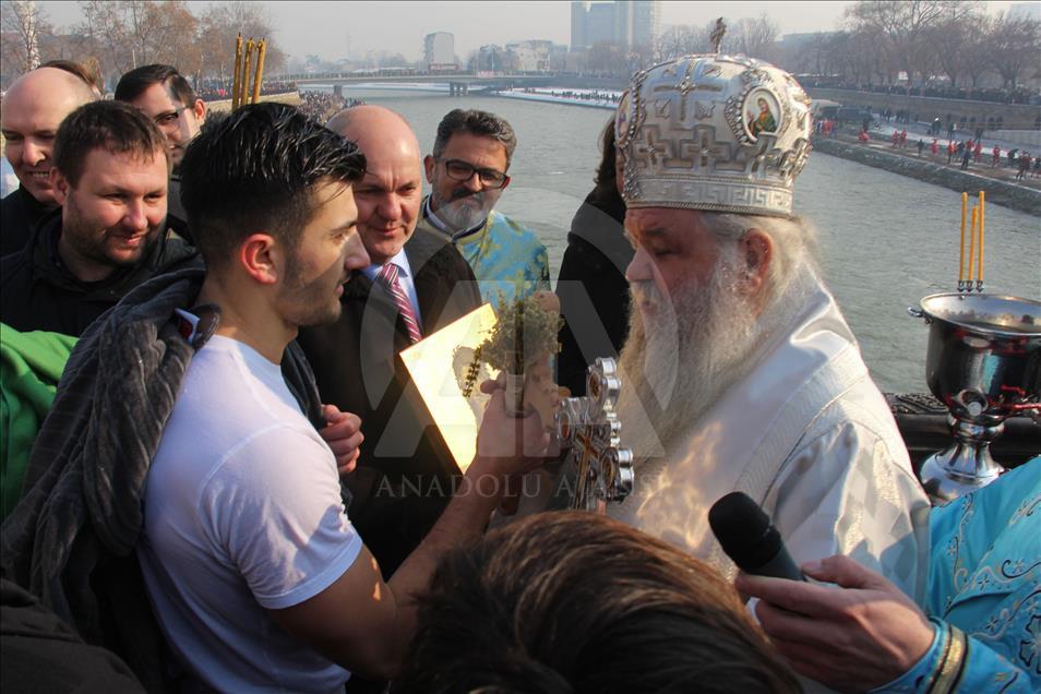 Besimtarët ortodoks në Maqedoni festojnë Ditën e “Ujit të Bekuar”
