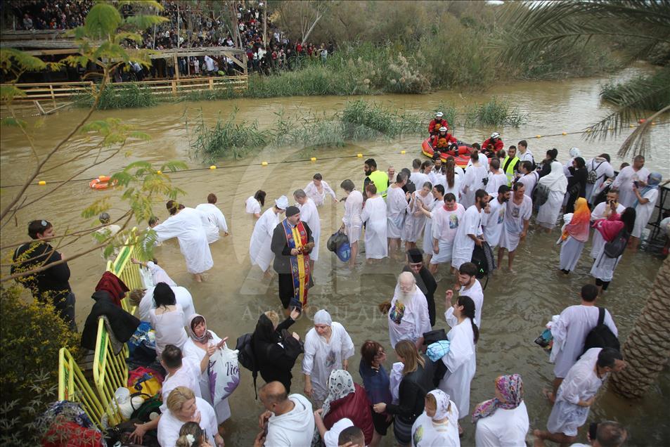 Bautismo de cristianos ortodoxos en el río Jordán