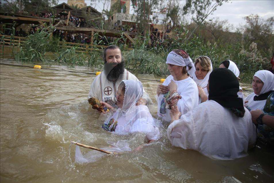 Bautismo de cristianos ortodoxos en el río Jordán