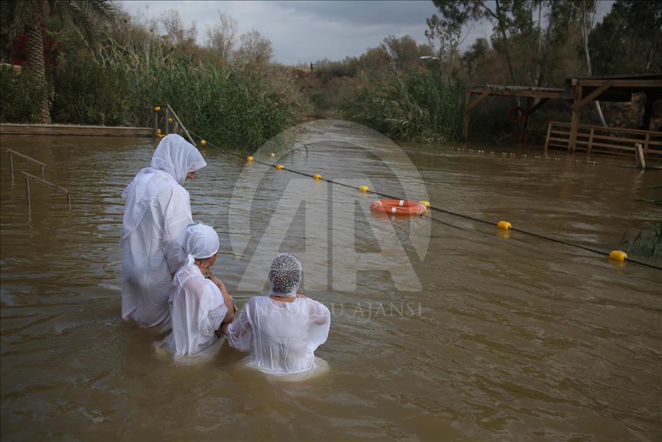 Bautismo de cristianos ortodoxos en el río Jordán