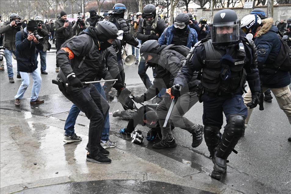 Paris'te polisin sarı yeleklilere müdahalesi devam ediyor