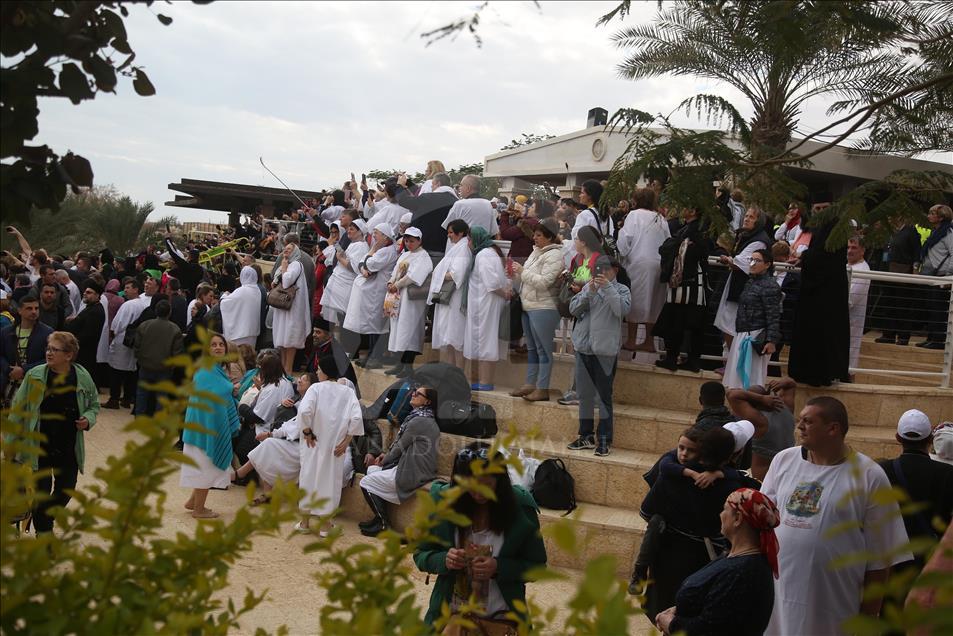 Bautismo de cristianos ortodoxos en el río Jordán