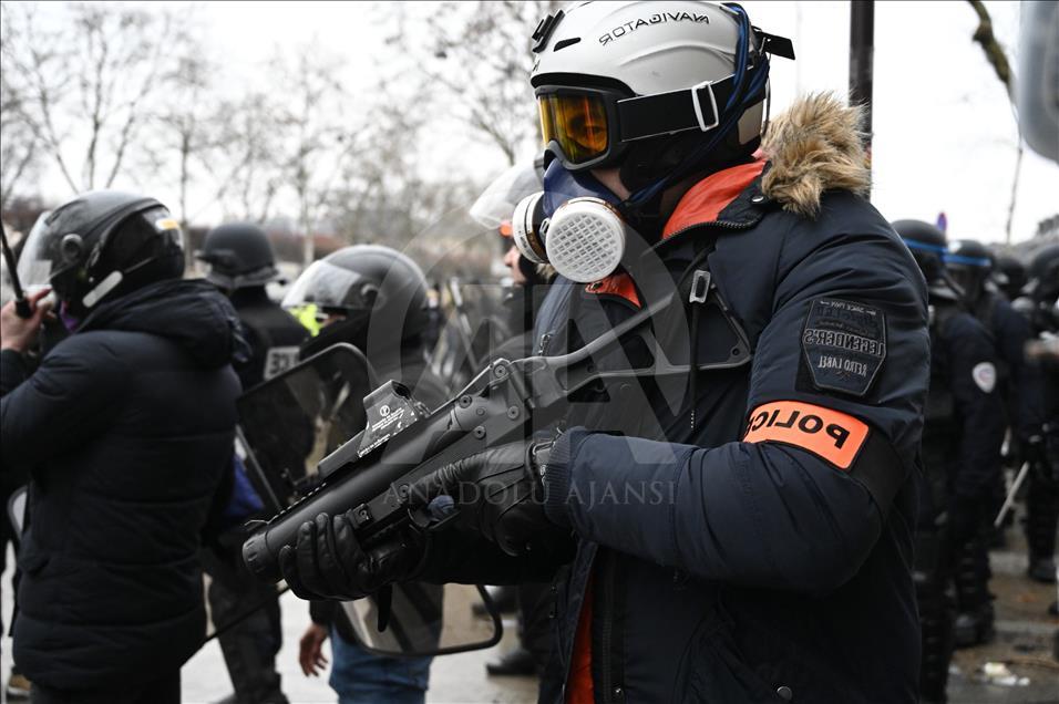 Paris'te polisin sarı yeleklilere müdahalesi devam ediyor