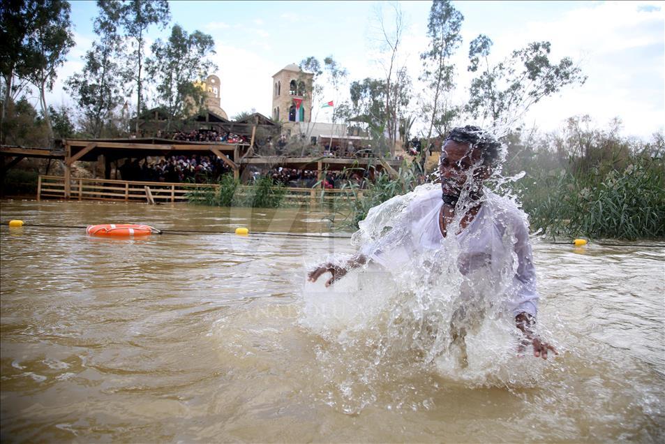 Bautismo de cristianos ortodoxos en el río Jordán