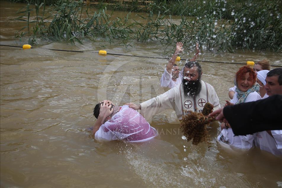 Bautismo de cristianos ortodoxos en el río Jordán