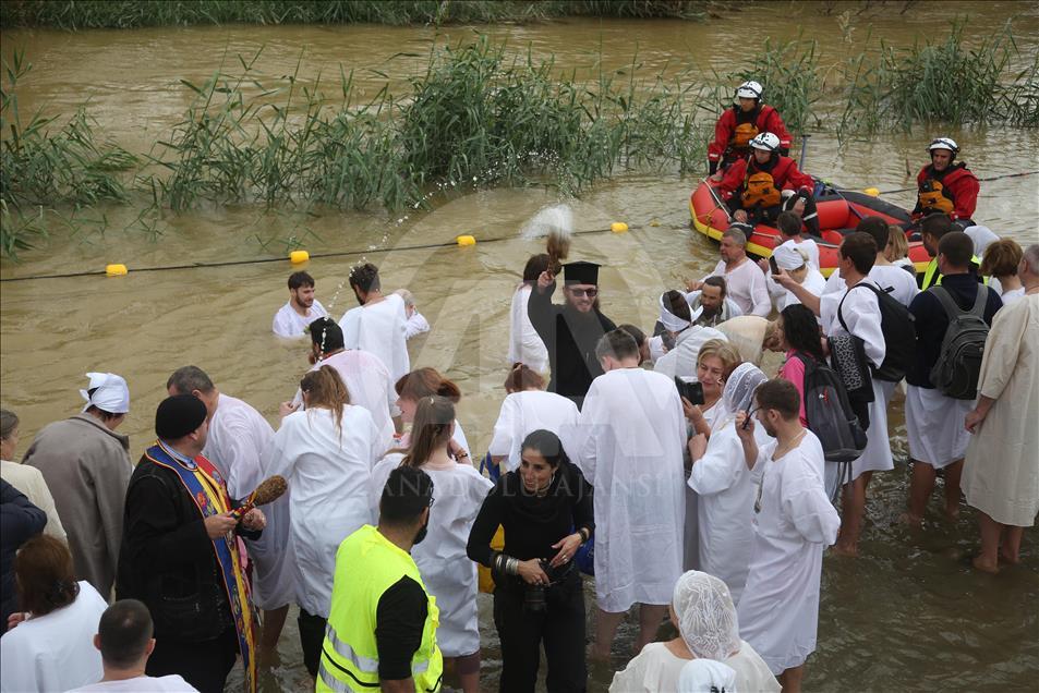 Bautismo de cristianos ortodoxos en el río Jordán
