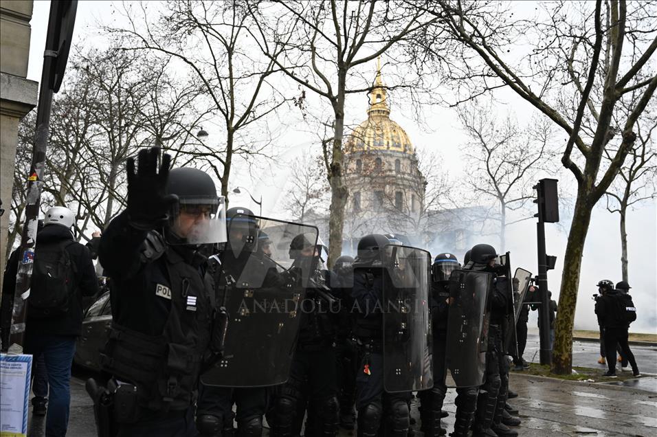 Paris'te polisin sarı yeleklilere müdahalesi devam ediyor