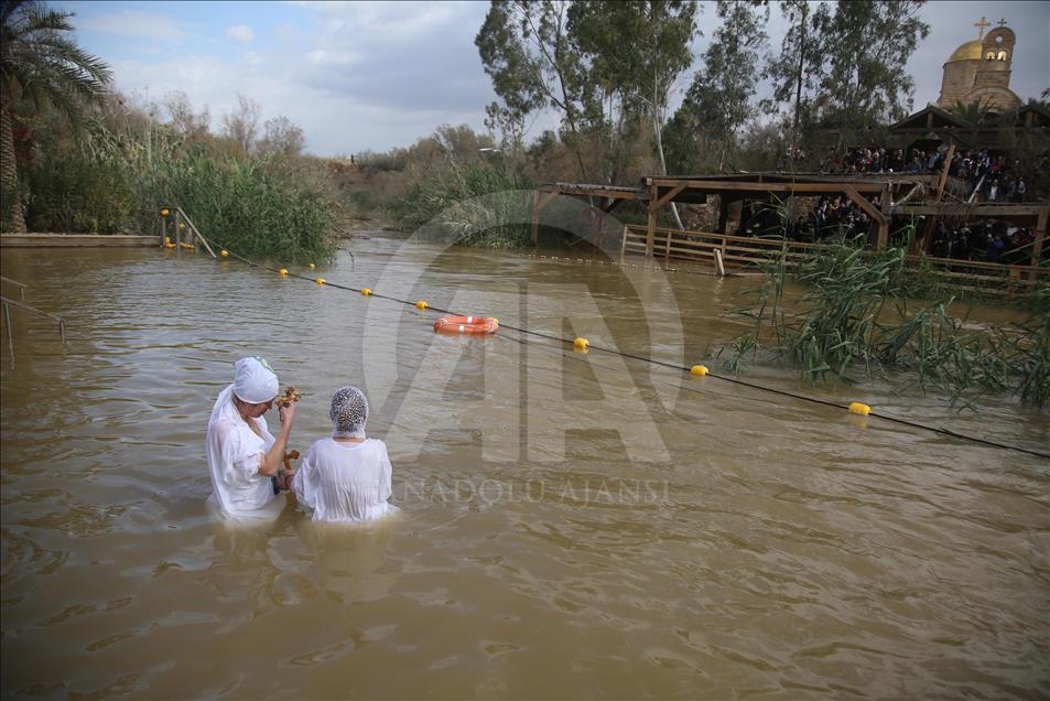 Bautismo de cristianos ortodoxos en el río Jordán