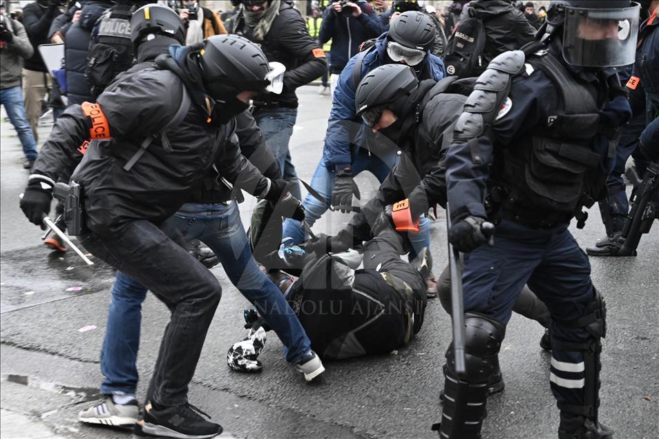 Paris'te polisin sarı yeleklilere müdahalesi devam ediyor