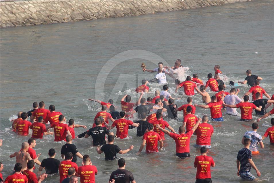 Besimtarët ortodoks në Maqedoni festojnë Ditën e “Ujit të Bekuar”
