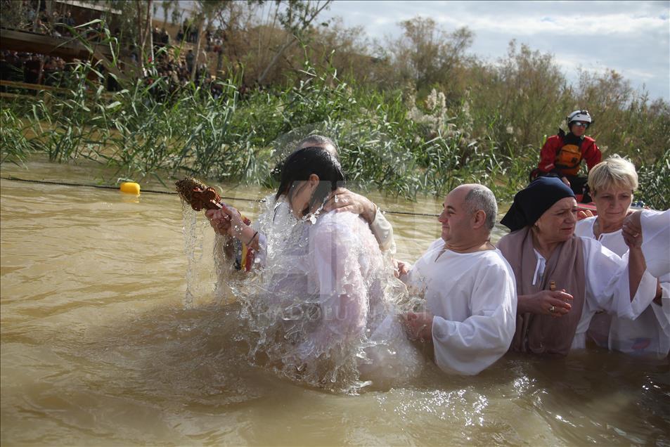 Bautismo de cristianos ortodoxos en el río Jordán
