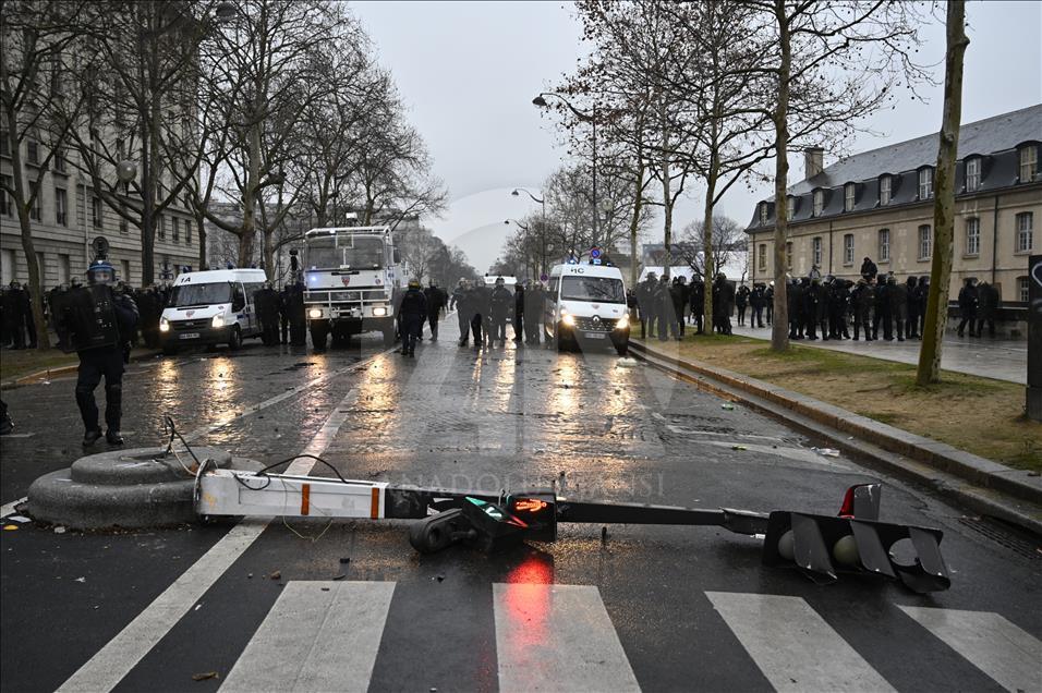 Paris'te polisin sarı yeleklilere müdahalesi devam ediyor