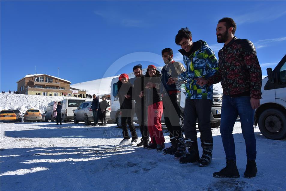 Hakkari'de 2 bin 800 rakımda kayak ve piknik keyfi
