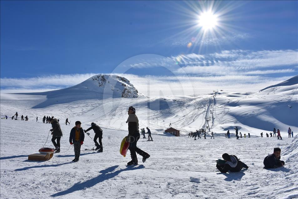 Hakkari'de 2 bin 800 rakımda kayak ve piknik keyfi
