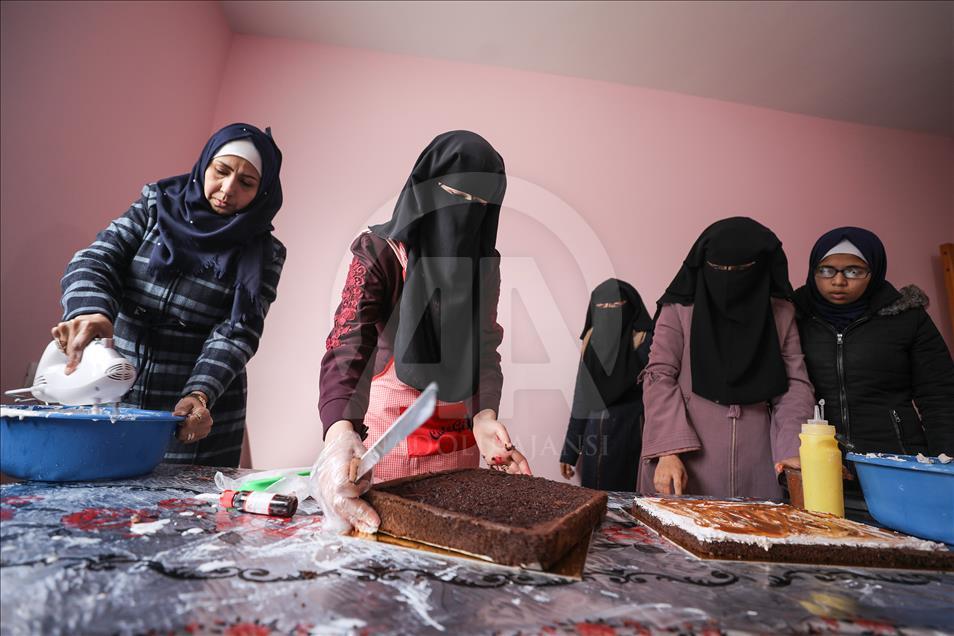 صناعة الكعك.. طوق نجاه لفلسطينيات من مستنقع الفقر