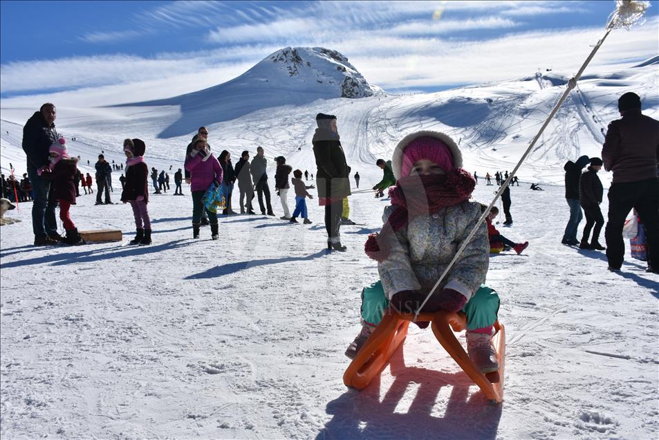 Hakkari'de 2 bin 800 rakımda kayak ve piknik keyfi
