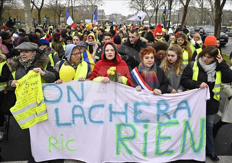 Fransa'da 'sarı yelekli kadınlardan' gösteri