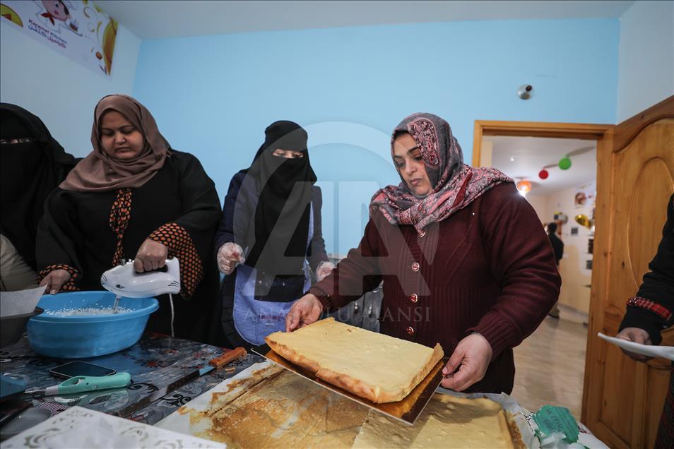 صناعة الكعك.. طوق نجاه لفلسطينيات من مستنقع الفقر