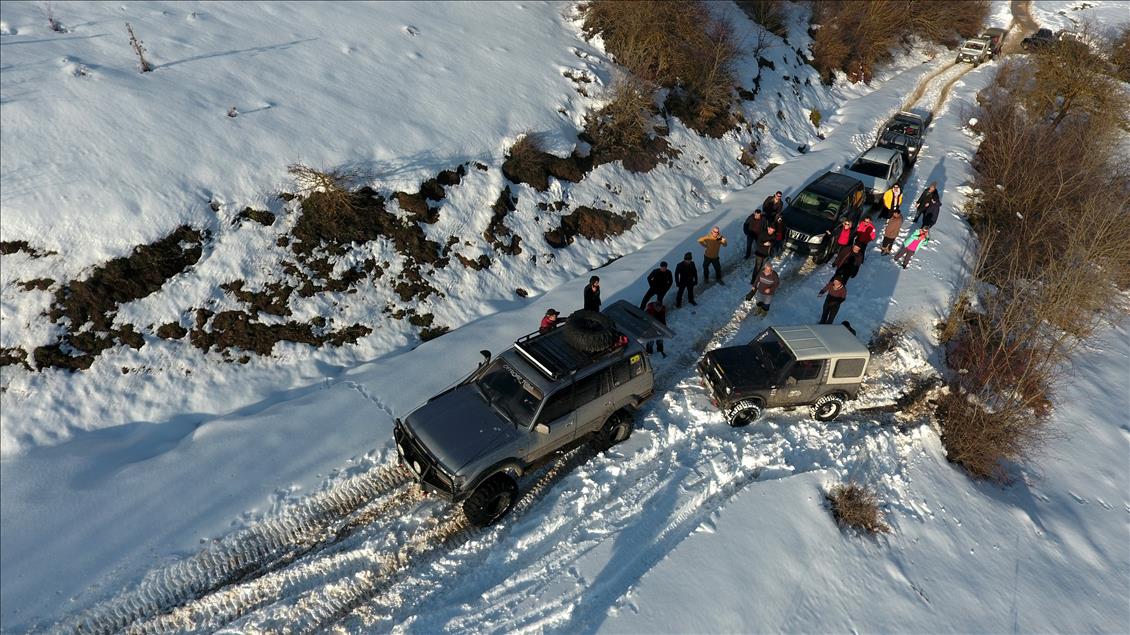 في موسم الثلوج.. نادٍ تركي ينظم رحلة سفاري بسيارات جبلية
