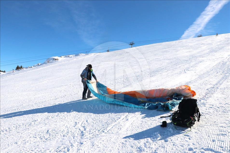 La ville turque d'Erzincan offre à ses visiteurs la possibilité de faire du ski et du parachute