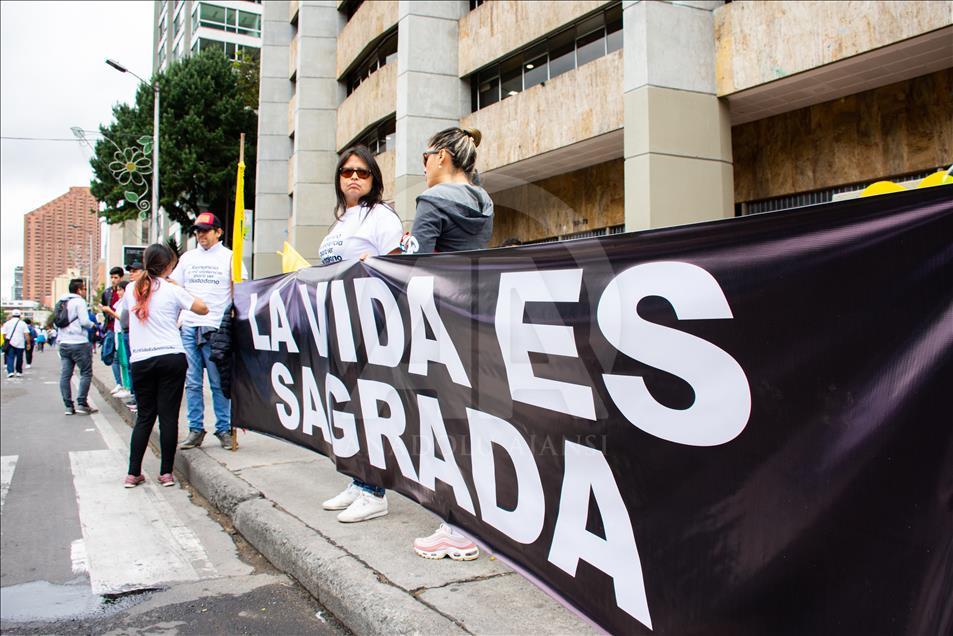 Colombians march against terrorism in Bogota