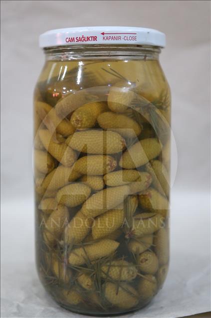 مخللات من السمك والموز والكيوي في قيصري التركية
