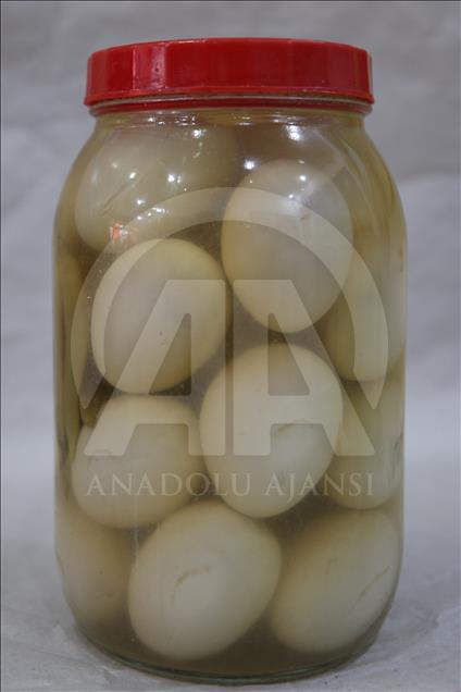 مخللات من السمك والموز والكيوي في قيصري التركية
