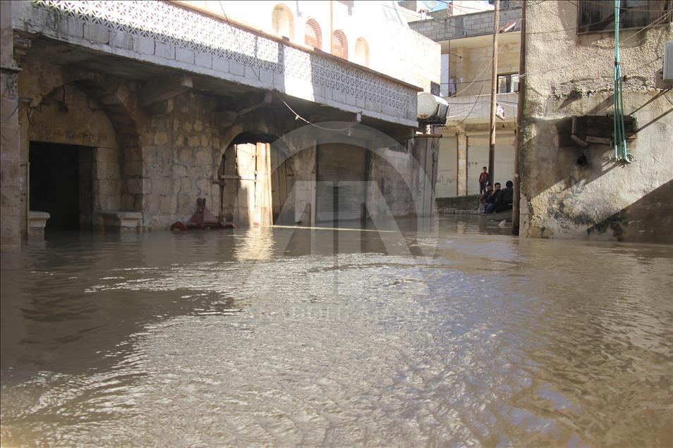 إدلب السورية .. سكان بلدة دركوش يتنقلون بالقوارب بعد فيضان نهر العاصي