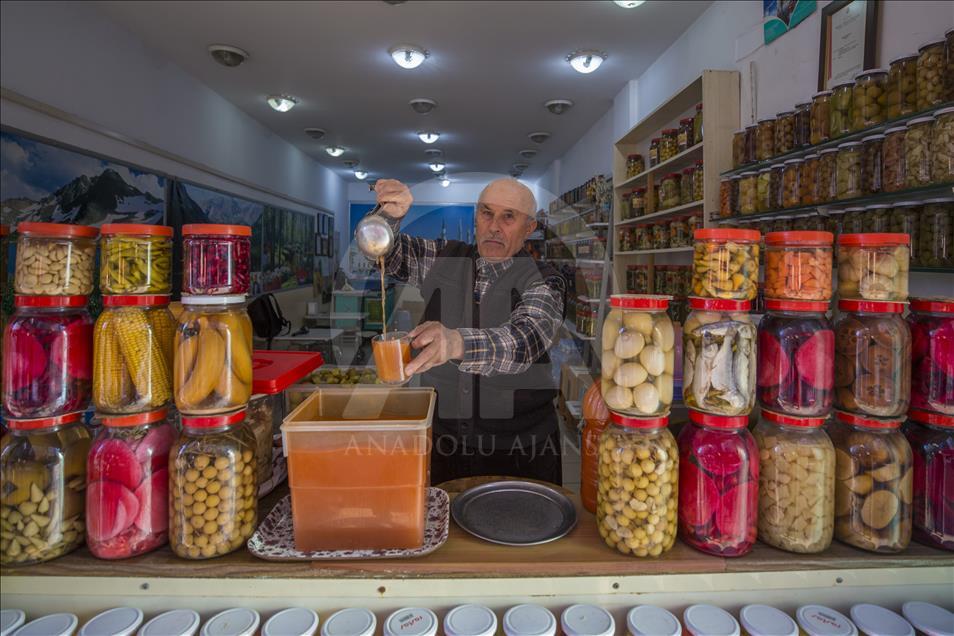 مخللات من السمك والموز والكيوي في قيصري التركية
