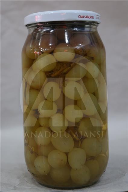 مخللات من السمك والموز والكيوي في قيصري التركية
