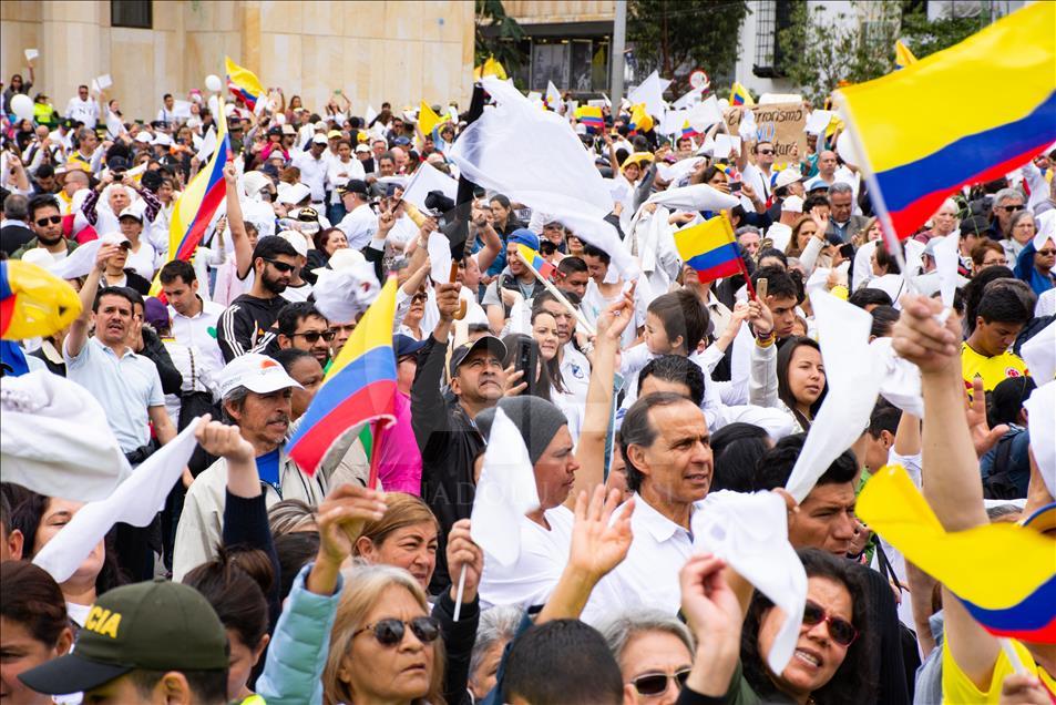 Colombians march against terrorism in Bogota