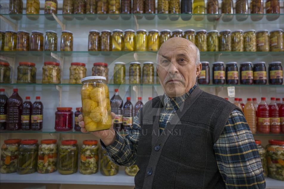 مخللات من السمك والموز والكيوي في قيصري التركية
