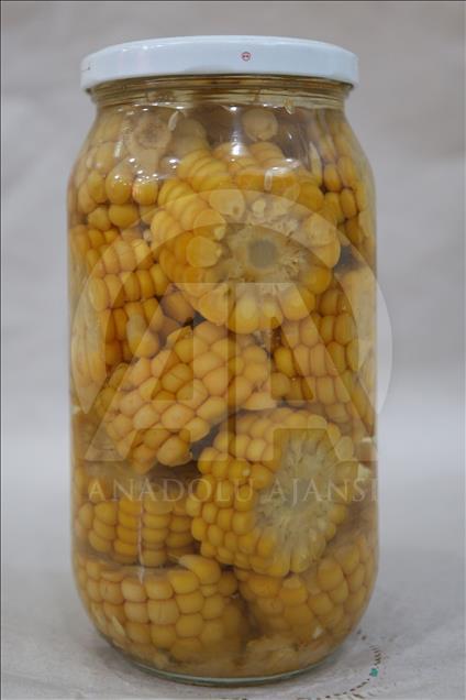 مخللات من السمك والموز والكيوي في قيصري التركية
