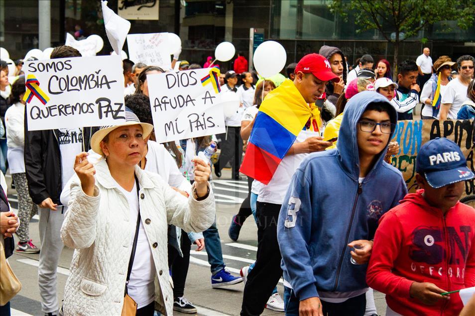 Colombians march against terrorism in Bogota